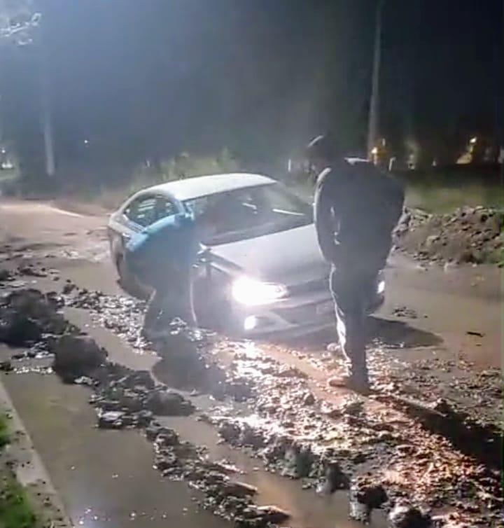 Tras la inundación un tema reiterado en el bo. Rucci. Con el barro, autos y camiones enterrados