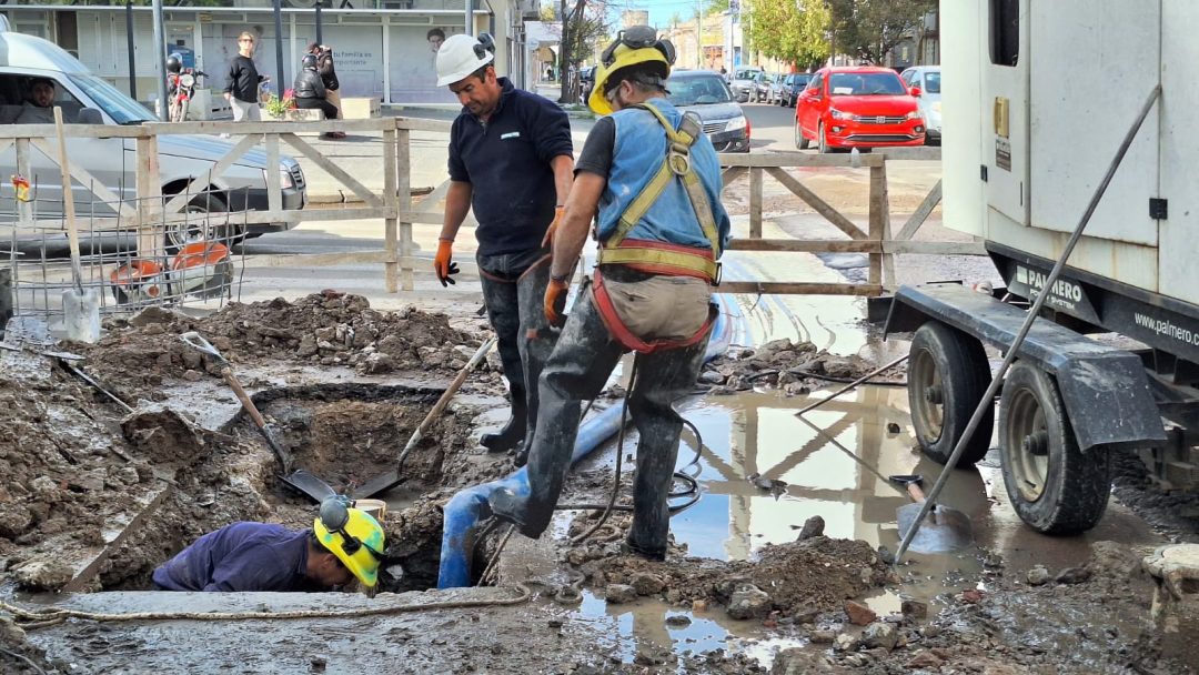 Caos en calle Brandsen por trabajos urgentes: buscan una antigua pérdida de agua en una tubería obsoleta