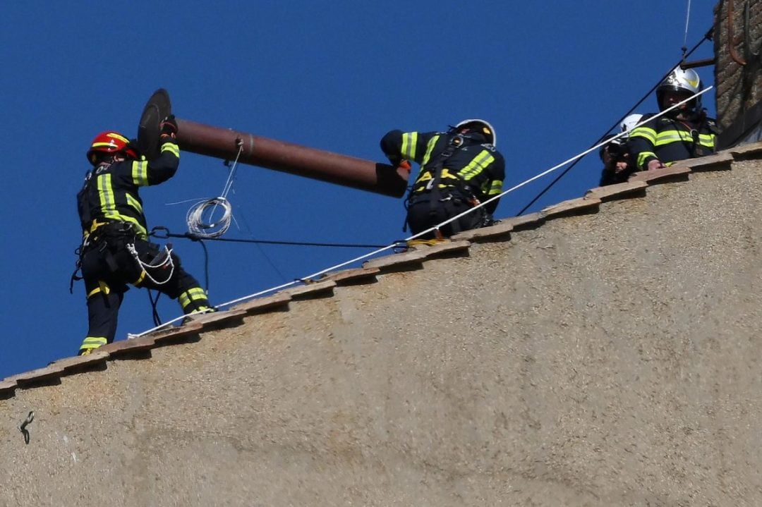 Cónclave: empezaron a instalar la chimenea en la Capilla Sixtina