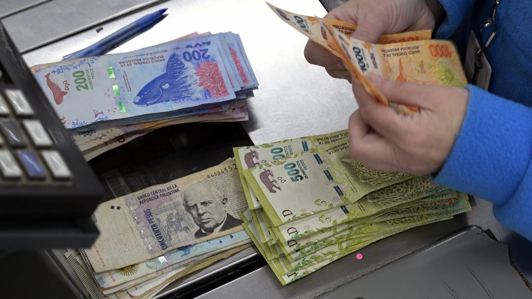 Cuánto efectivo se puede retirar del banco sin tener problemas con ARCA tras los cambios del Gobierno