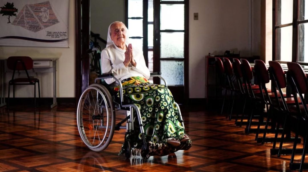 Murió la persona más vieja del mundo: una monja brasileña, bendecida por el papa Francisco