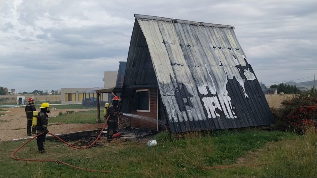 Se incendió una cabaña en un complejo de San Andrés de la Sierra