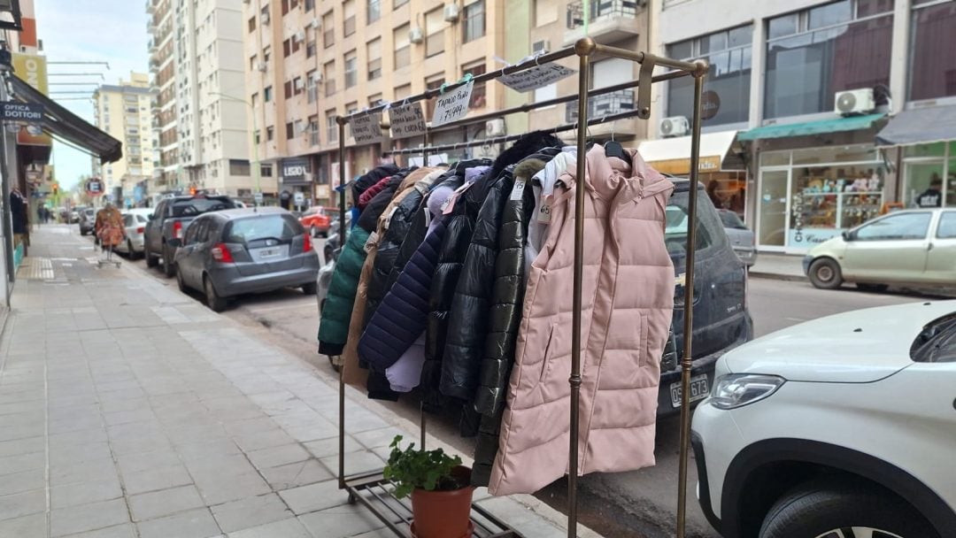 El perchero en la vereda: la estrategia que busca revitalizar el comercio en Bahía Blanca