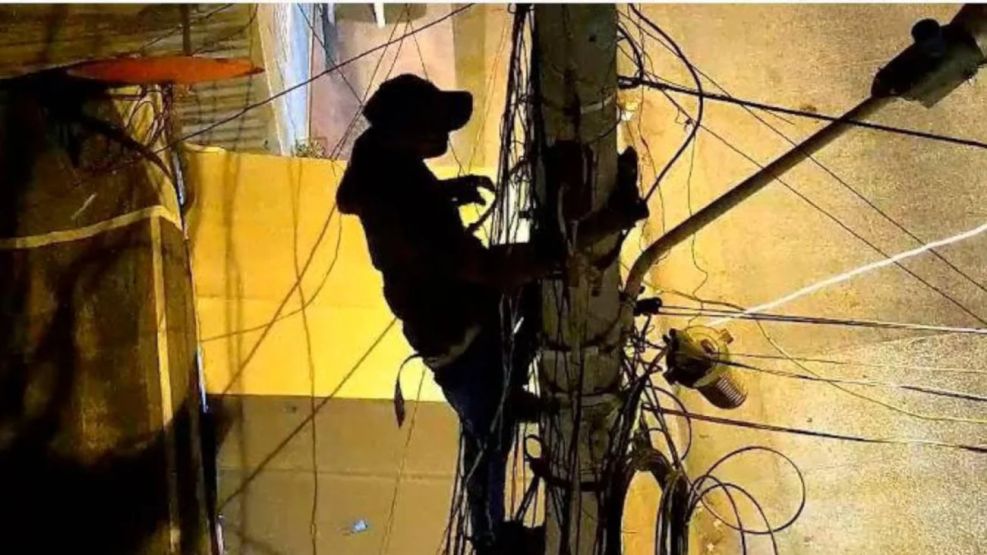 Detuvieron a dos personas por su vinculación con el robo de cables de electricidad