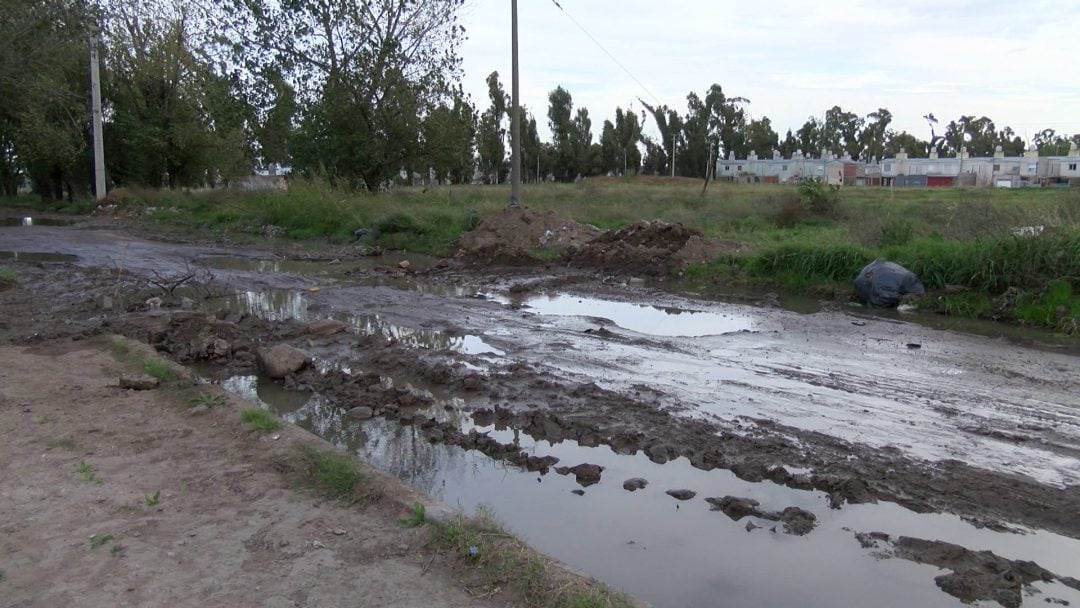 “Esto es un desastre”: vecinos del barrio Rucci reclaman por el estado crítico de los accesos