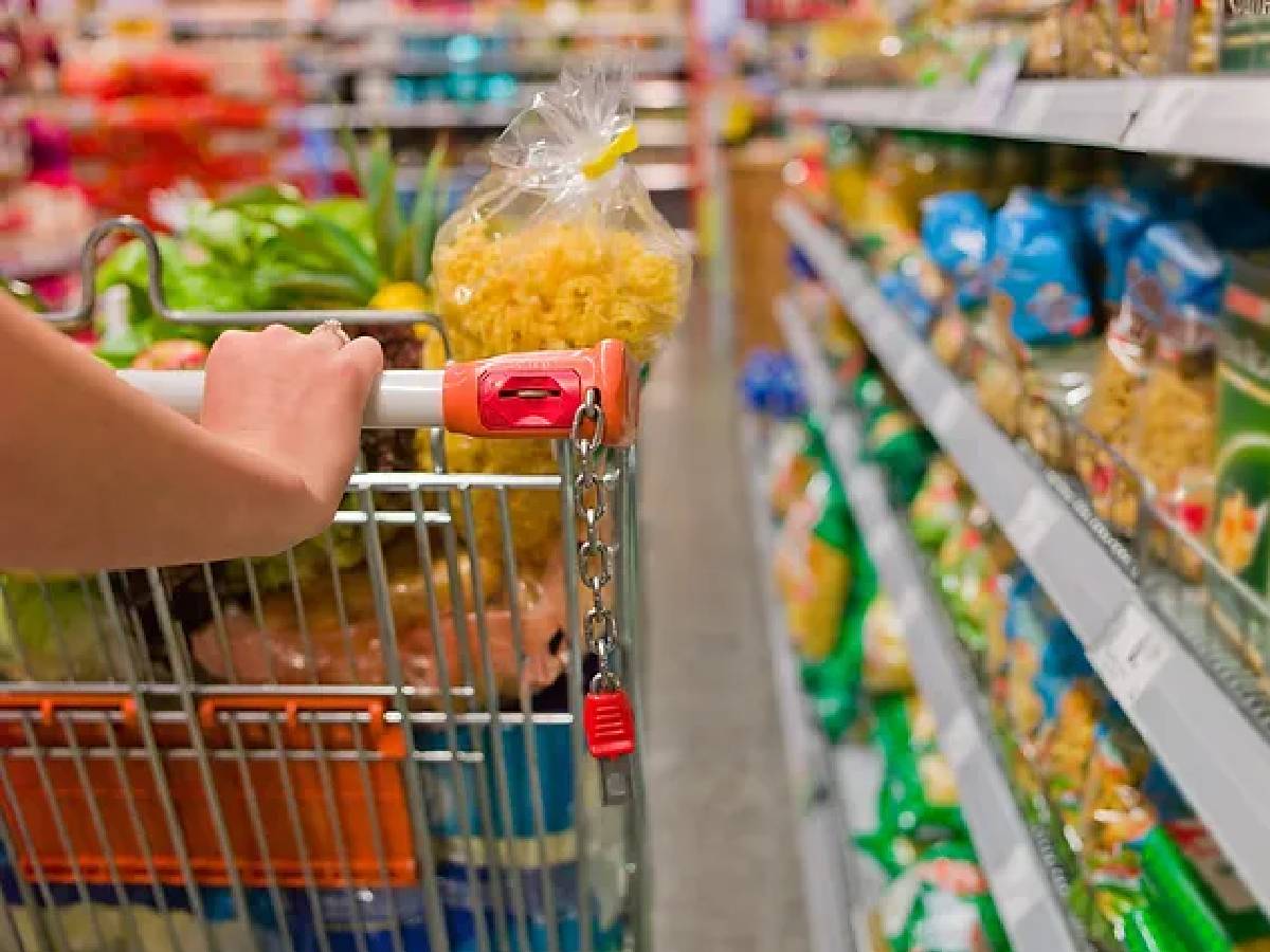Las ventas en supermercados subieron 3% interanual en marzo pero en los mayoristas cayeron 4%