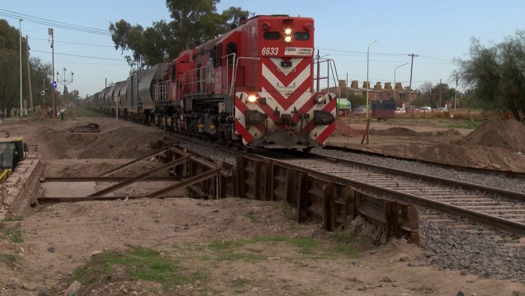 Rehabilitan el paso ferroviario sobre el canal Maldonado: el tren ya circula y piden extremar precauciones