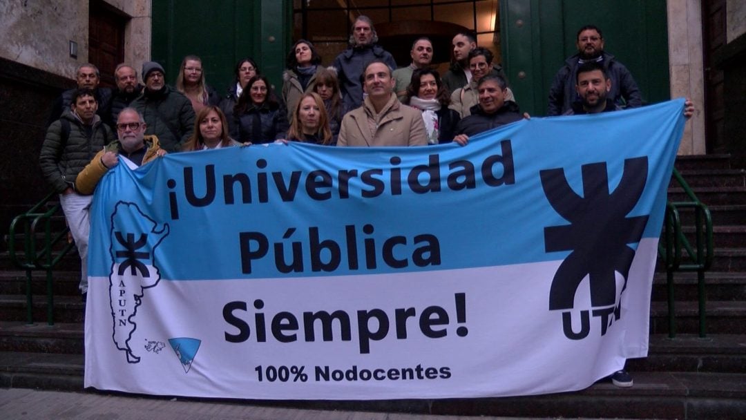 Docentes y no docentes alzan la voz: “Perdimos el 80% del salario y nadie nos escucha”