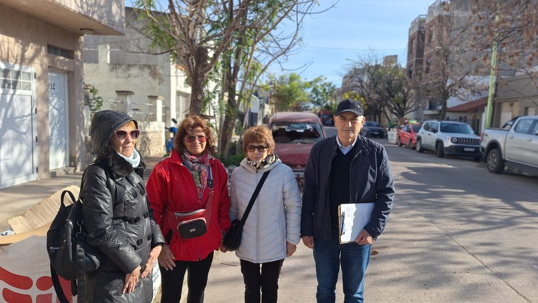 Vecinos del barrio Napostá reclaman al municipio limpieza de desagües y exención de tasas tras la inundación