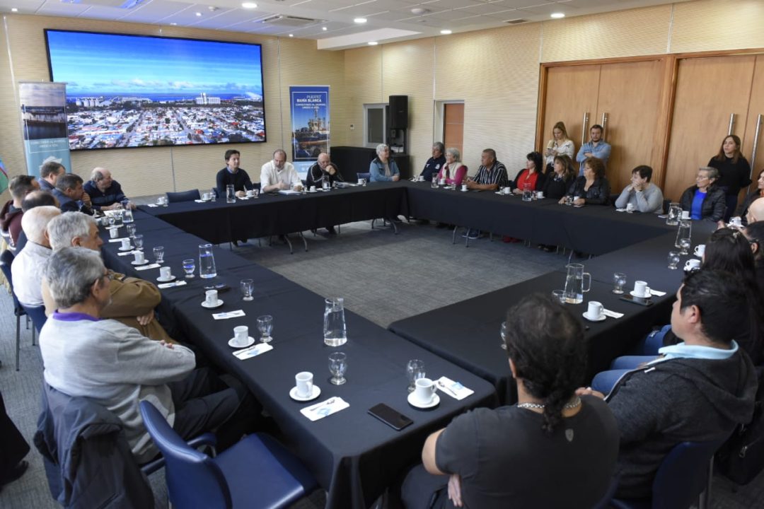 El intendente Susbielles, junto al nuevo delegado, encabezó una jornada de trabajo, en Ingeniero White, con instituciones y vecinos de la localidad
