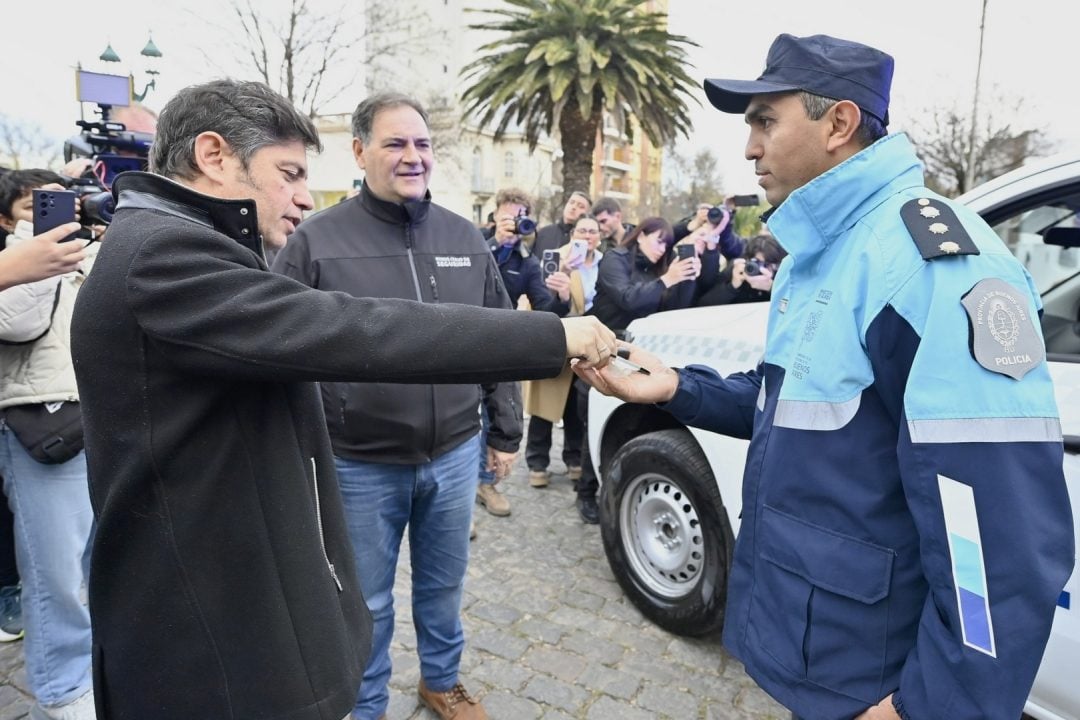 Kicillof entregó ambulancia y patrulleros en Pigüé