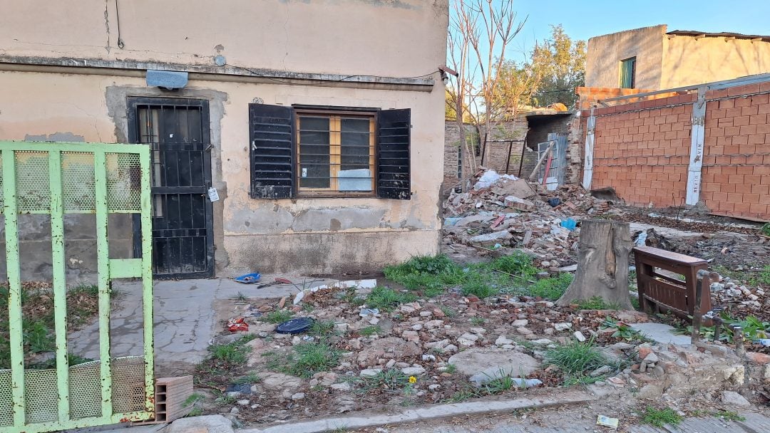 Perdió todo en la inundación y necesita arrancar de nuevo: ” Toda una vida en esta casa y de golpe me tuve que ir”