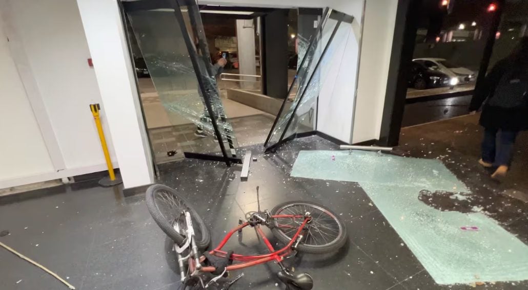 Tras la condena a CFK, militantes entraron por la fuerza y causaron destrozos en el edificio de TN y eltrece