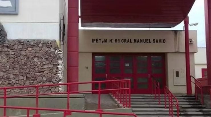 Una alumna de 15 años le clavó una trincheta en el cuello a su compañera tras una discusión en la escuela