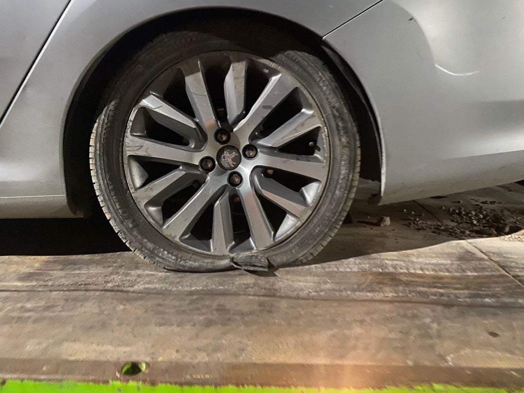 Periodista bahiense rompió las cuatro ruedas del auto circulando por la R35: “hay ineficacia, negligencia y hasta una actitud criminal”