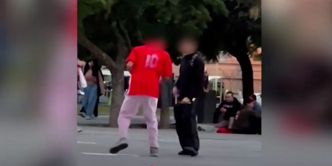 Violenta pelea entre adolescentes en la Plaza Rivadavia: un hombre que intentó intervenir fue golpeado brutalmente