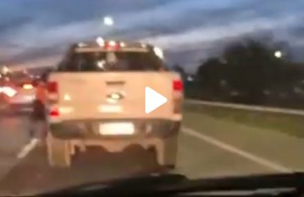 POLICIA COLGADO CAMIONETA