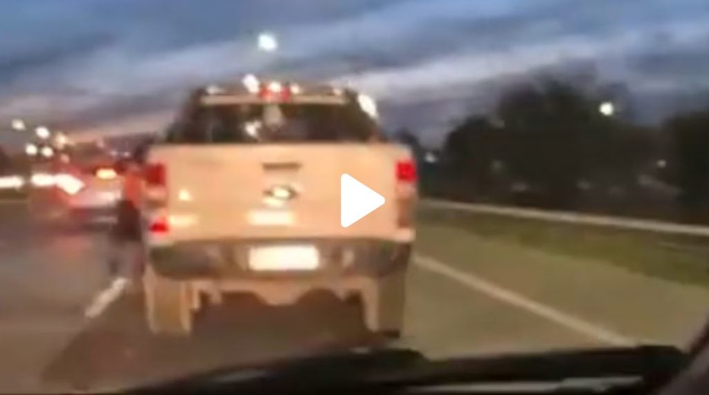 Video: un conductor escapó de un control de alcoholemia y arrastró a un policía que quiso detenerlo