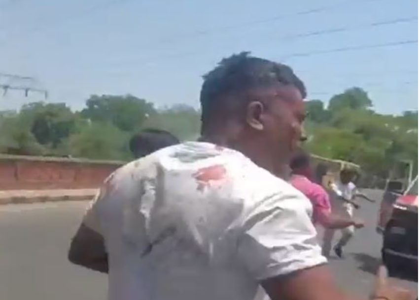 Impactante video: un sobreviviente salió caminando del trágico accidente aéreo en la India