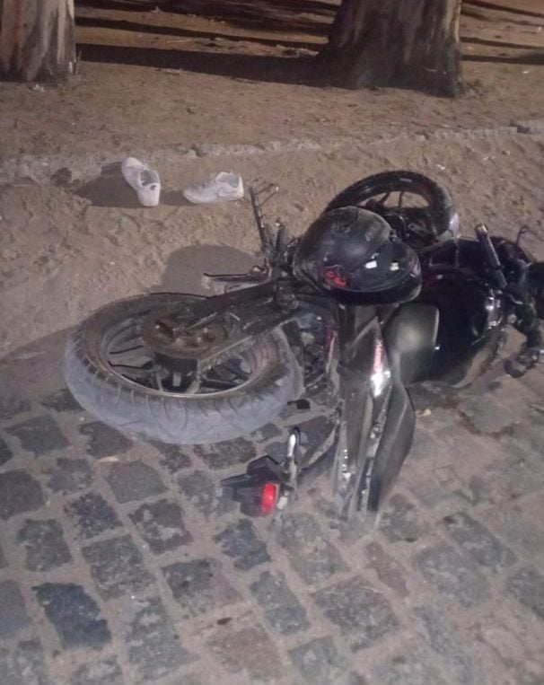 Grave choque entre motos: un joven fue trasladado en código rojo al Hospital Municipal