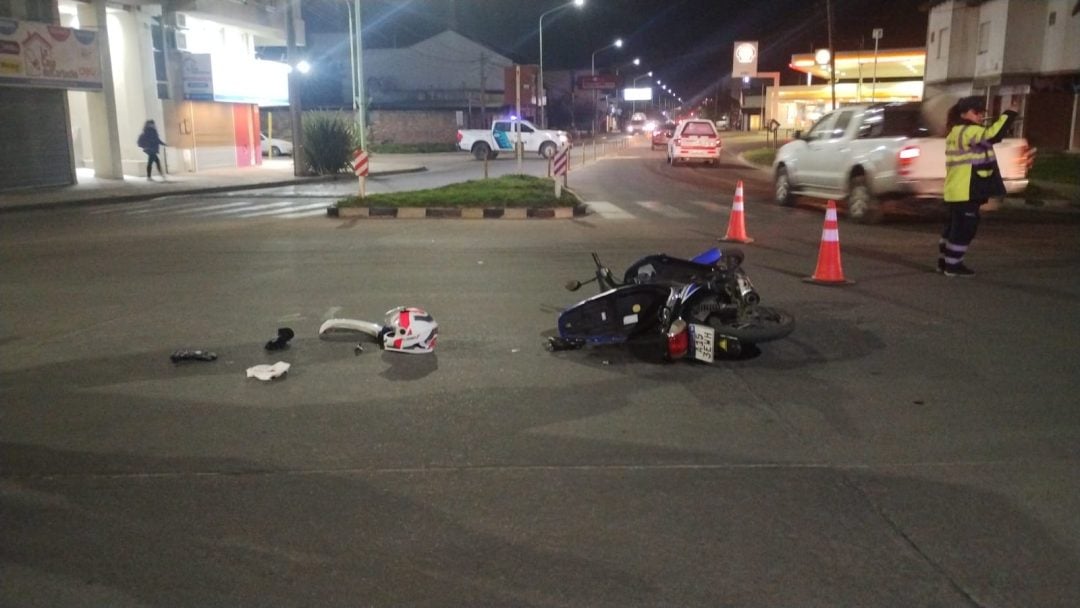 Una motociclista terminó hospitalizada tras chocar contra una camioneta