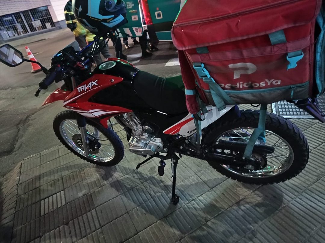 Un motociclista chocó con un repartidor de Pedidos Ya y terminó hospitalizado