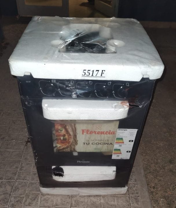 Insólito: robó una cocina envuelta y escapó con ella al hombro