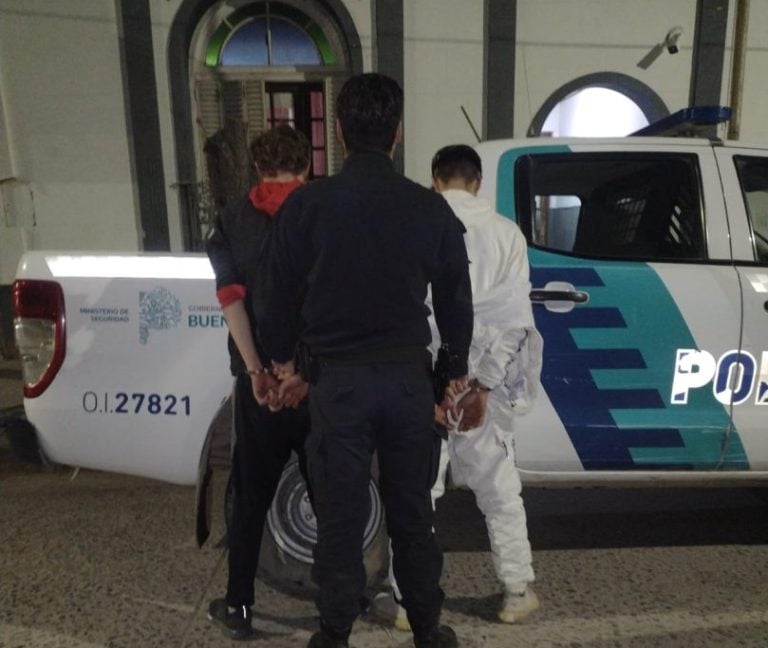 Intentaron abrir autos, los captaron las cámaras y terminaron detenidos tras agredir a la Policía