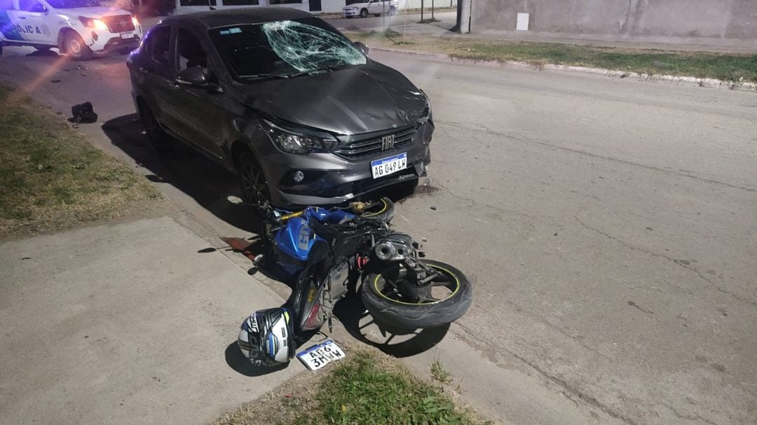 Choque en Vieytes y Di Sarli: dos motociclistas hospitalizados tras impactar contra un auto