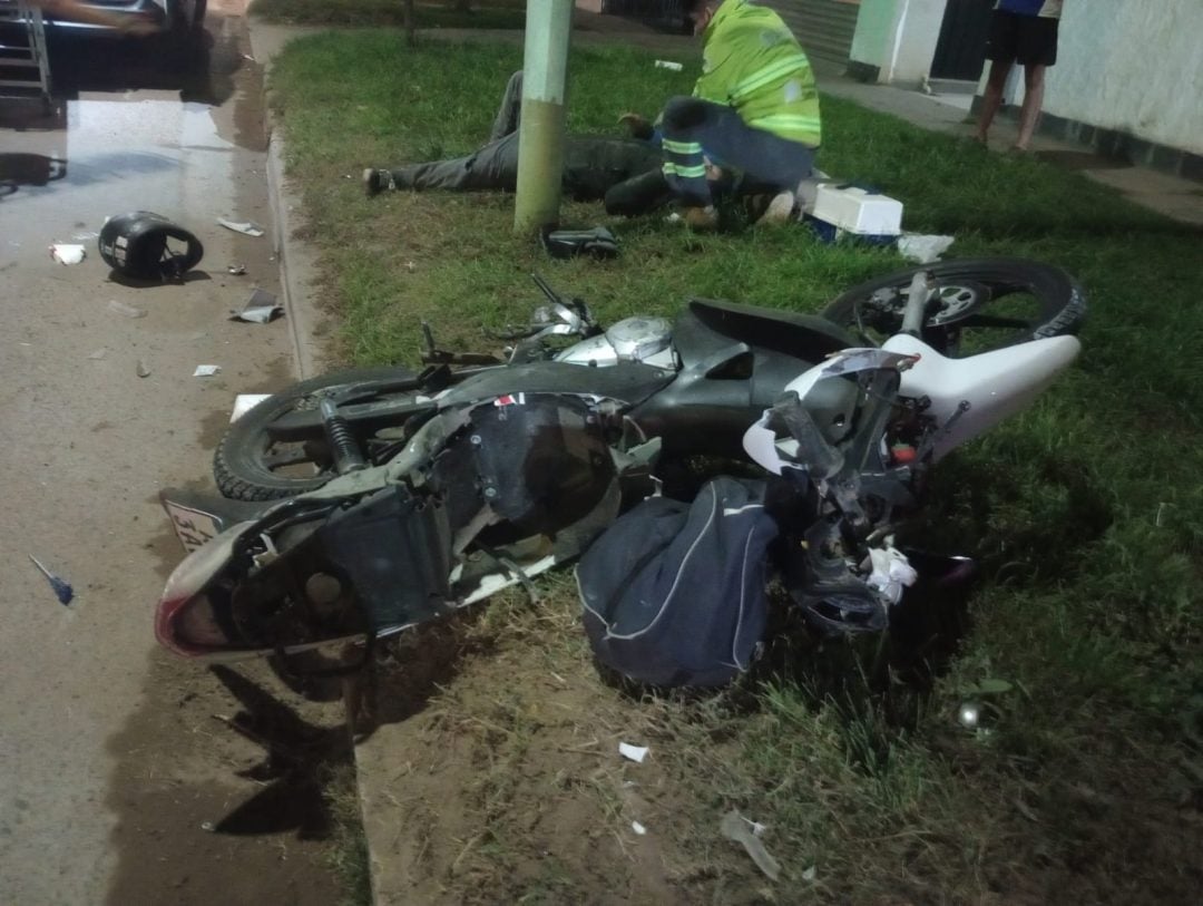 Grave accidente en Alem y José Hernández: el motociclista continúa internado en grave estado
