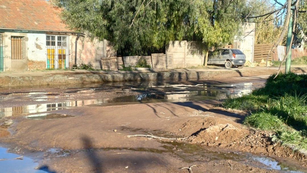 “Esperamos que alguien nos dé pelota”: vecinos de Grunbein reclaman por pérdidas de agua y calles intransitables