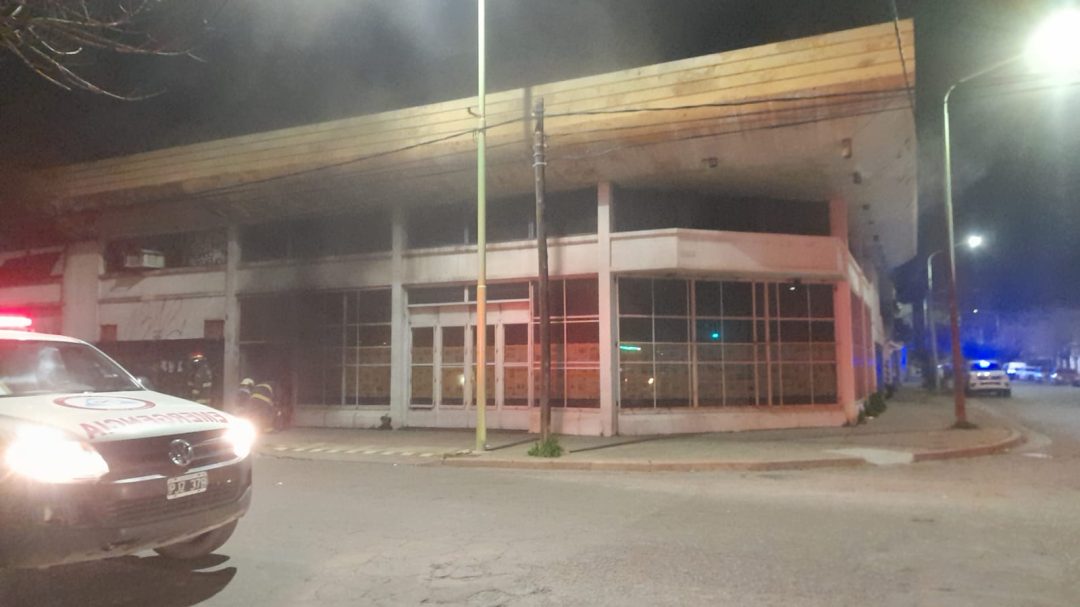 Fuego en la madrugada: se incendió una gomería y las llamas afectaron un taller mecánico