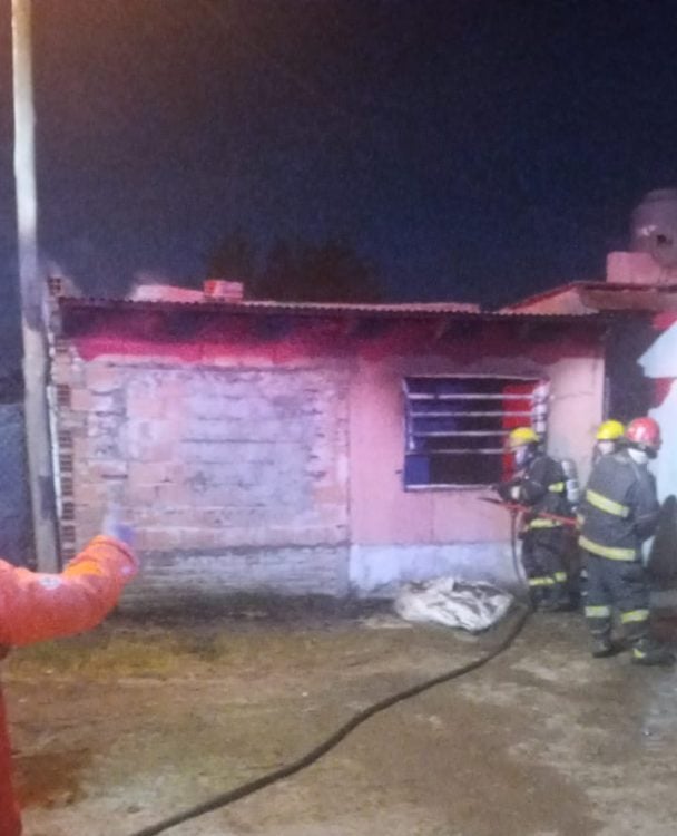 Un calefactor eléctrico provocó un incendio en una vivienda: la familia debió evacuar el lugar