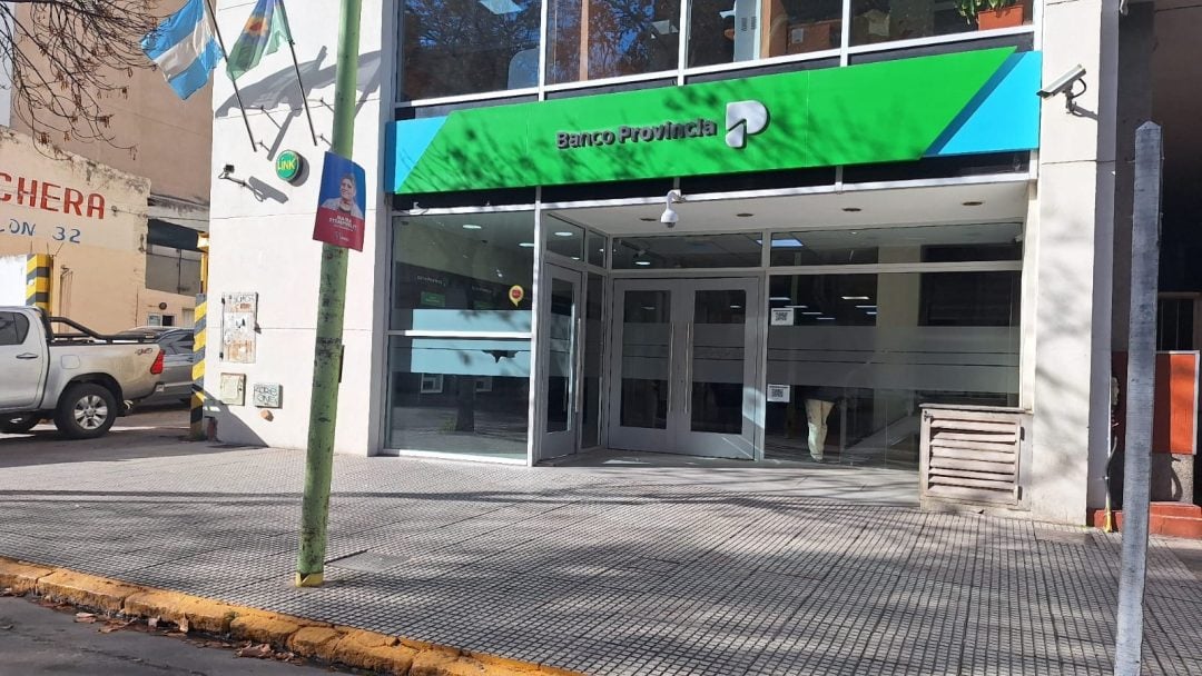 Evacuaron la sede de avenida Colón del Banco Provincia por rotura en el piso: cerraron el sector de cajas
