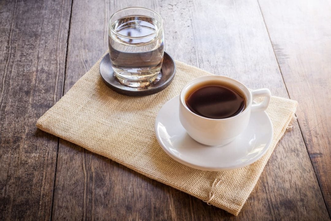Pocos saben este dato: por qué te sirven un vaso de agua cuando pedís un café