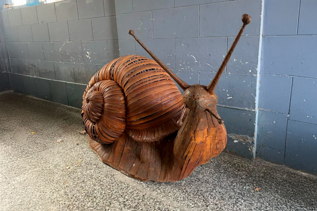 El caracol gigante de hierro volvió a casa: apareció la escultura robada en la ciudad
