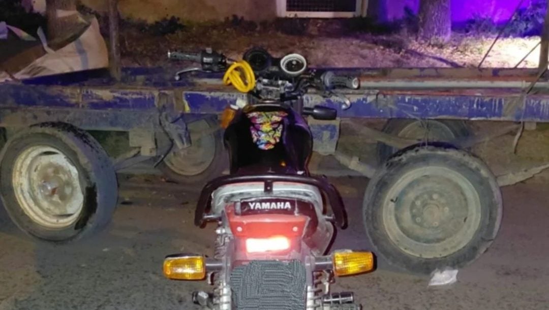 Un motociclista chocó contra un carro estacionado