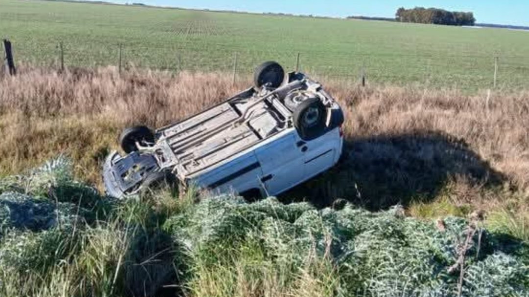 Buscan a un camionero que provocó un vuelco en la Ruta 3 cerca de Coronel Dorrego
