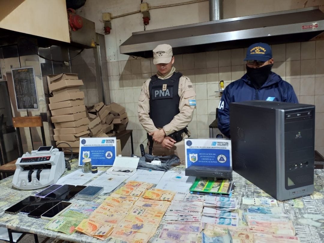 Allanamientos en Bahía Blanca: detienen a una pareja acusada de vender drogas en una rotisería y una heladería