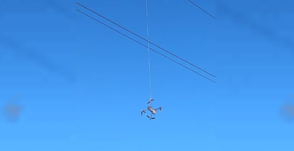 Un drone con dos celulares quedó atrapado en un tendido eléctrico: creen que intentaba llegar a una cárcel