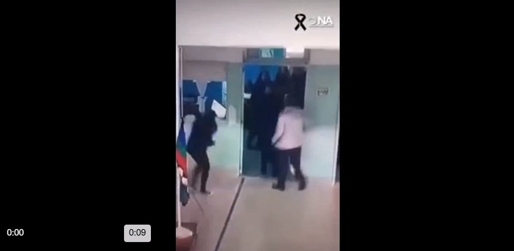 Revelaron el brutal video en el que una madre desfiguró a piñas a una docente porque retó a su hija