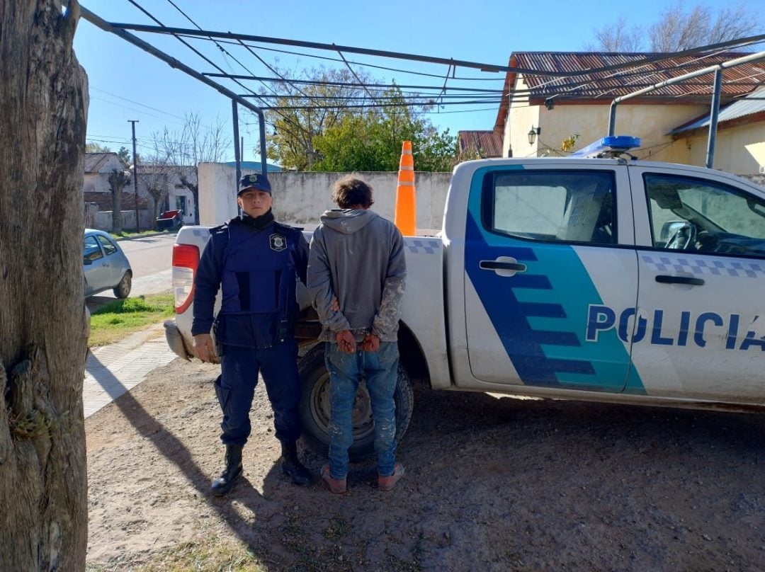 Detenido por quemar pertenencias a su pareja en su propia casa.