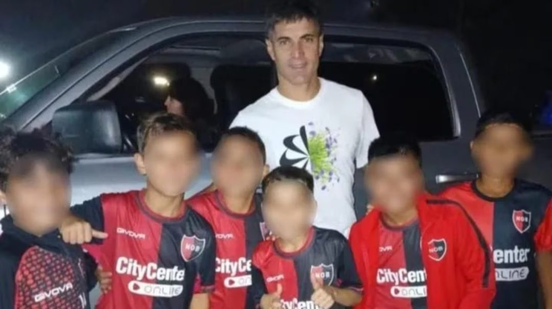 Sancionan y retiran becas a chicos que se fotografiaron con un ídolo futbolístico del “rival”