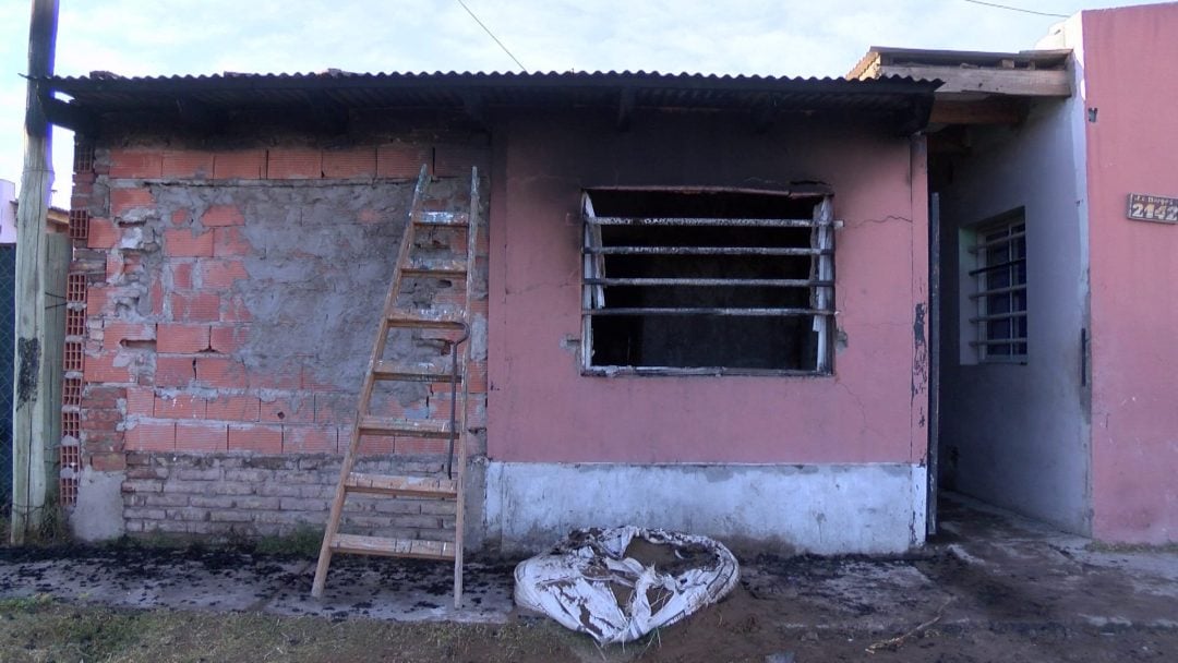 Fuego, alarma y milagro: un incendio arrasó una habitación en Borges al 2100, pero no dejó heridos