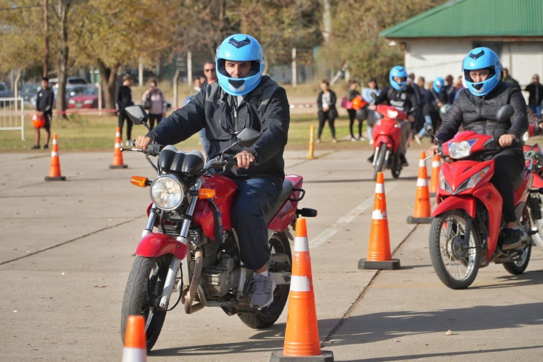 Clínica para la conducción segura de moto, con posterior canje de cascos