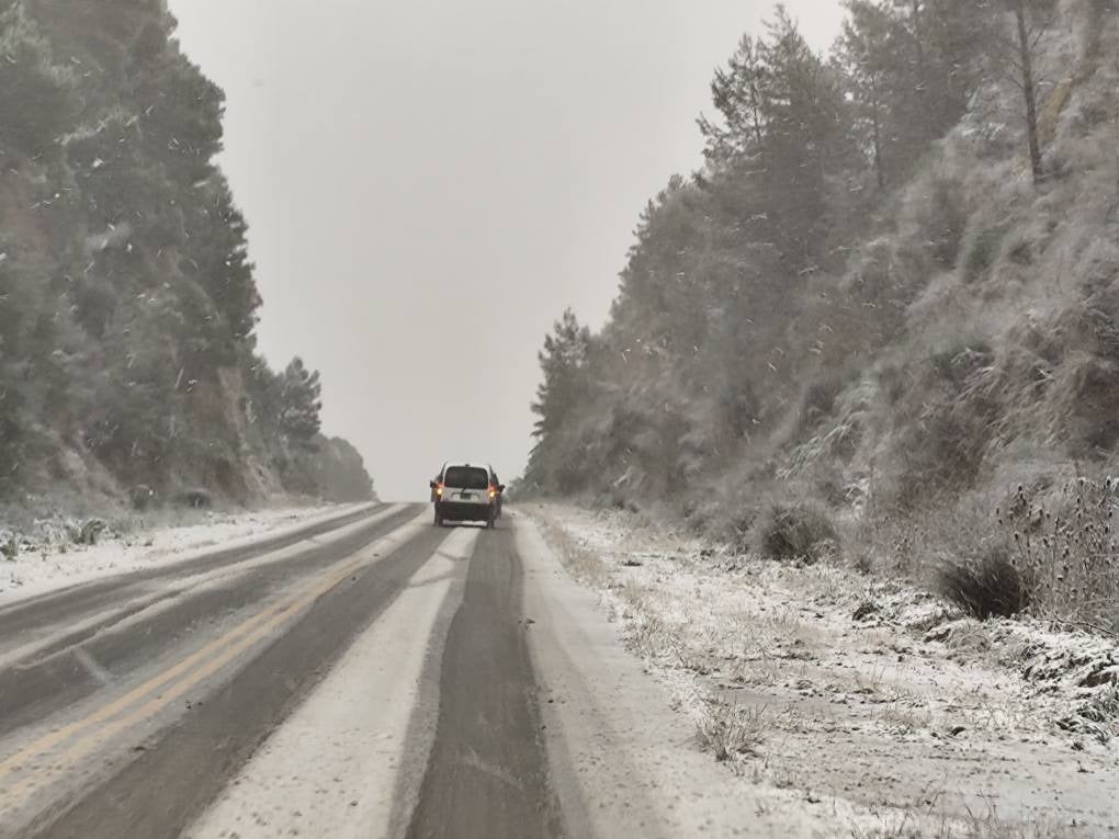 La nieve tiñó de blanco la comarca serrana, pero piden circular con extrema precaución