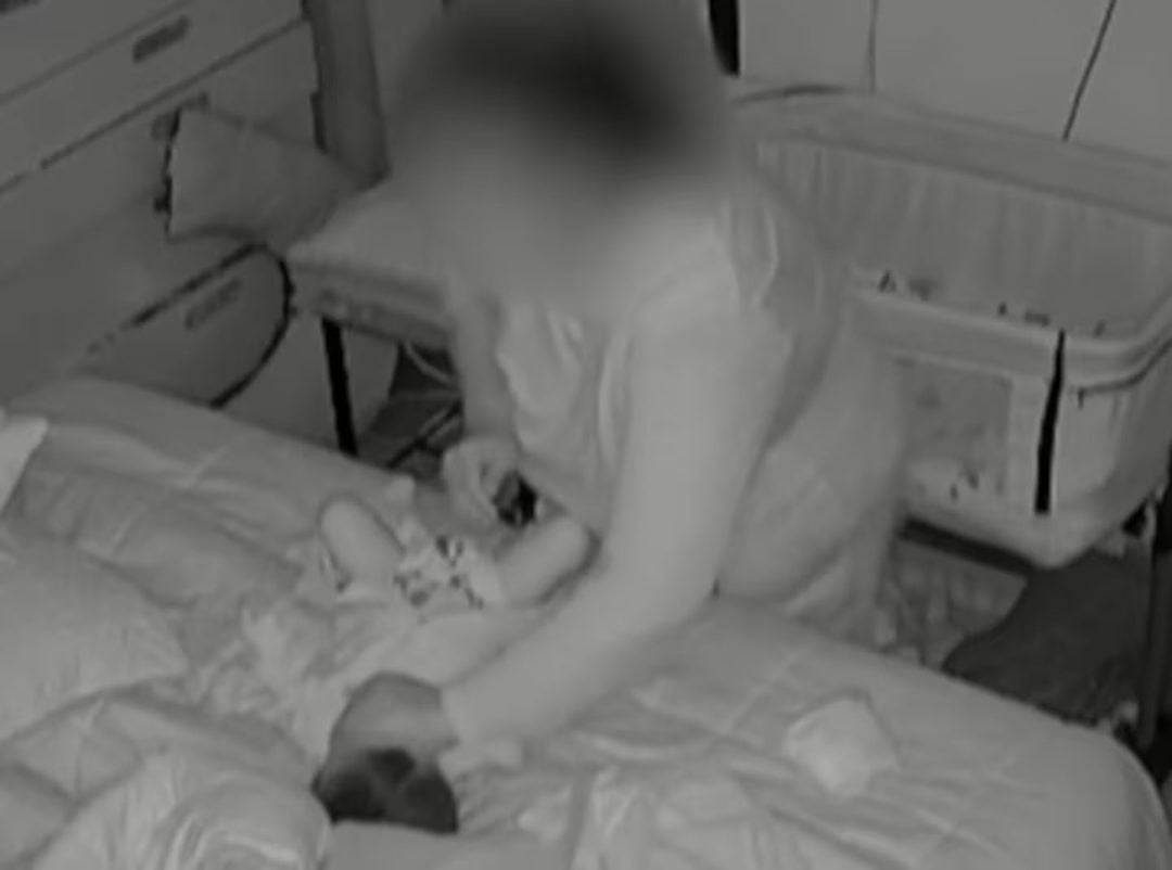Una niñera maltrató a un bebé de 7 meses y los padres la vieron por las cámaras: “Casi me lo mata”
