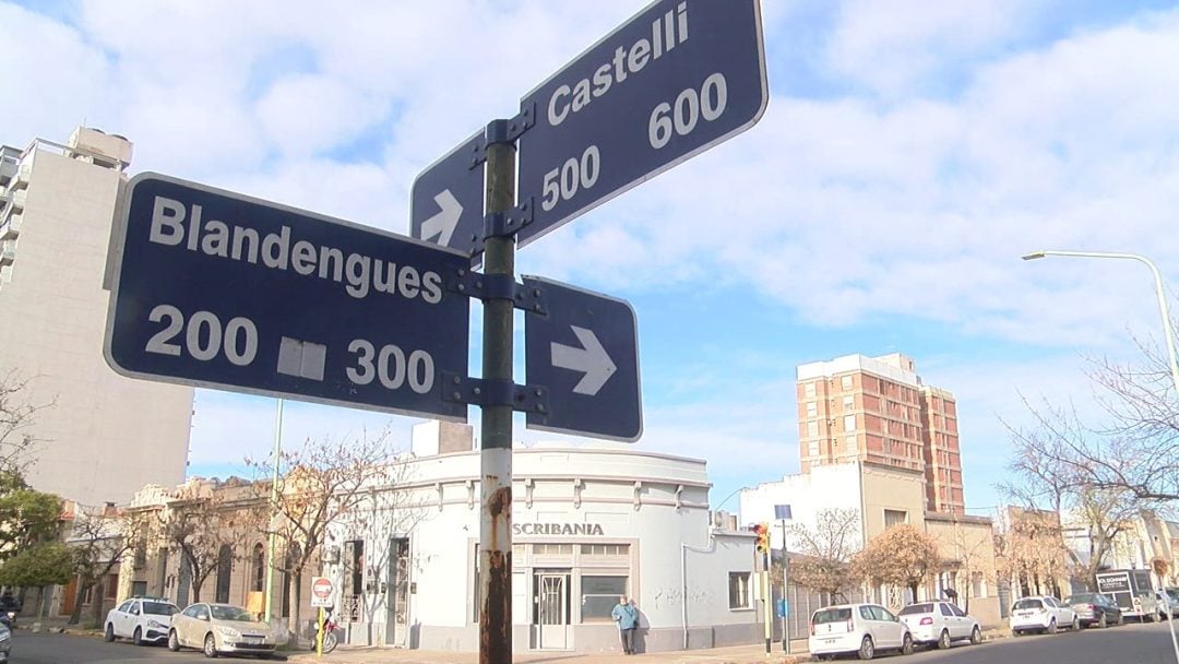 Propuesta con doble sentido: quieren poner publicidad privada en los nomencladores de calles para costear su instalación