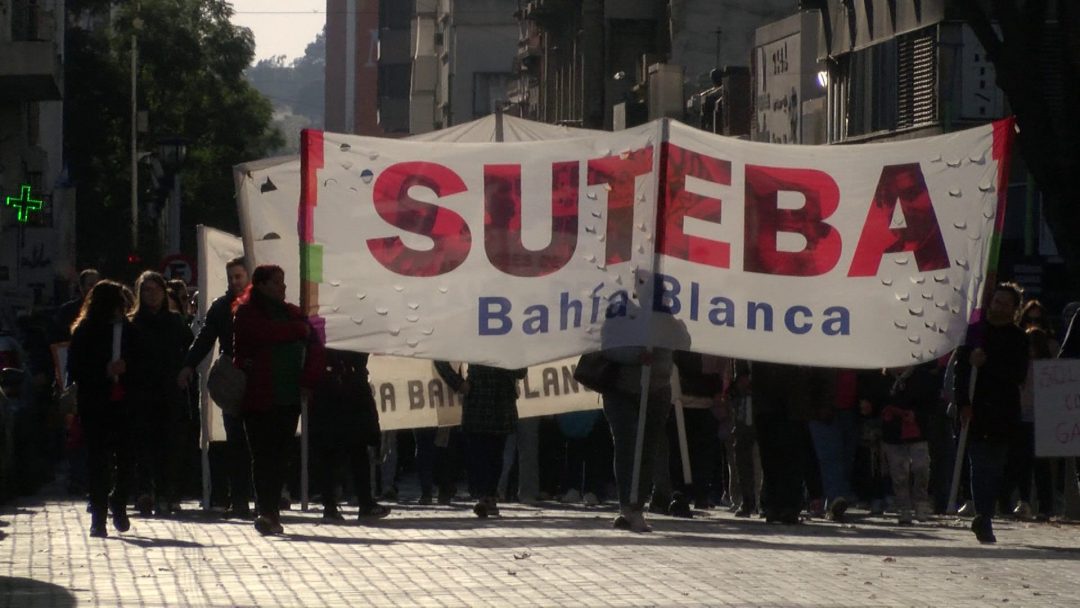 Docentes, jubilados y científicos marcharon juntos en Plaza Rivadavia contra el ajuste