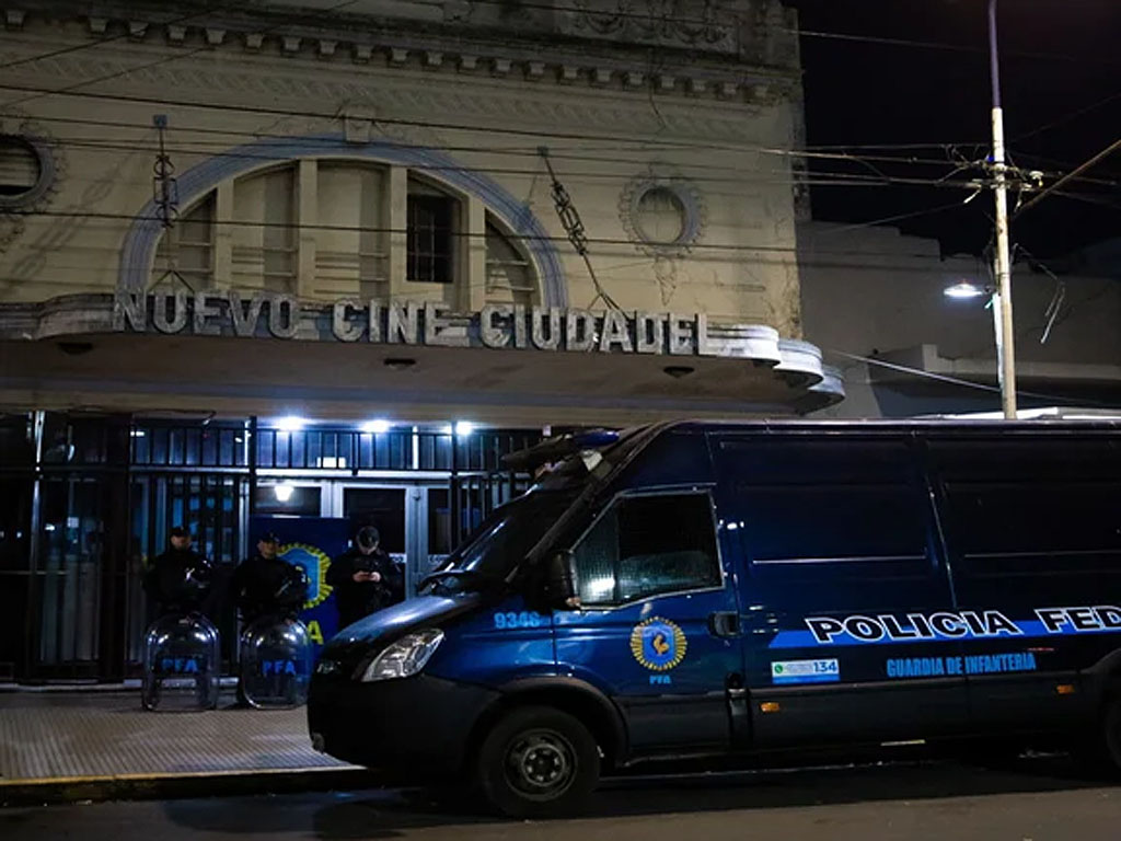Ciudadela: allanaron un cine porno y detuvieron a los dueños por presunta explotación sexual